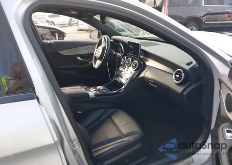 2018 Mercedes-Benz C 300 4Matic z USA, uszkodzony, nr VIN 55SWF4KB6JU260421